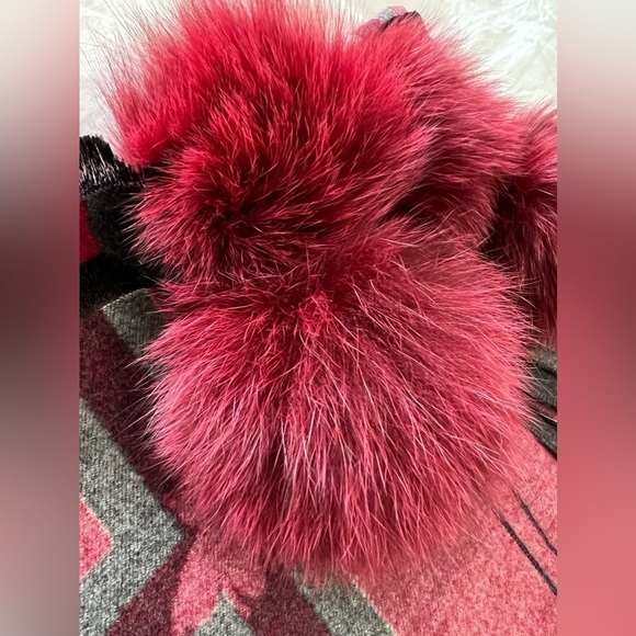 Peter Glenn Ski & Sports Scarf | BORDER POM FOX TRIM | Bumble Bees. - Picture 5 of 7